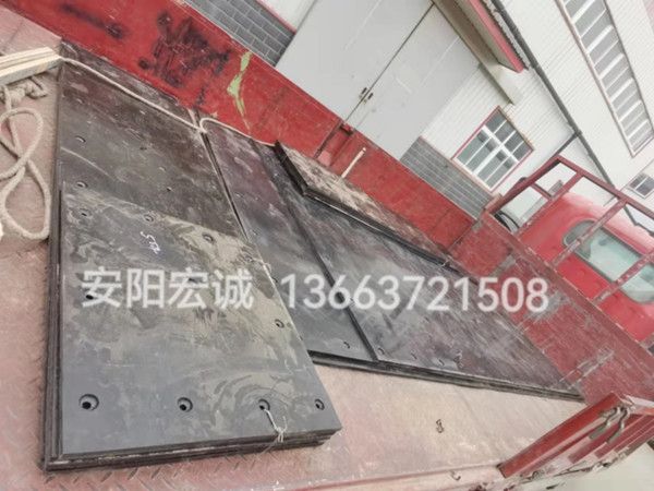 自卸車(chē)車(chē)底滑板發(fā)貨南寧，安陽(yáng)宏誠(chéng)自卸車(chē)車(chē)底滑板卸車(chē)沒(méi)煩惱！